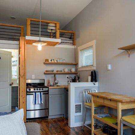 Tiny House By Kabino Mini Modern Tiny Home Heart Of Green Lake Pet Friendly Wifi Loft Up Ladder Plus Sleeper Sofa Seattle Exterior foto