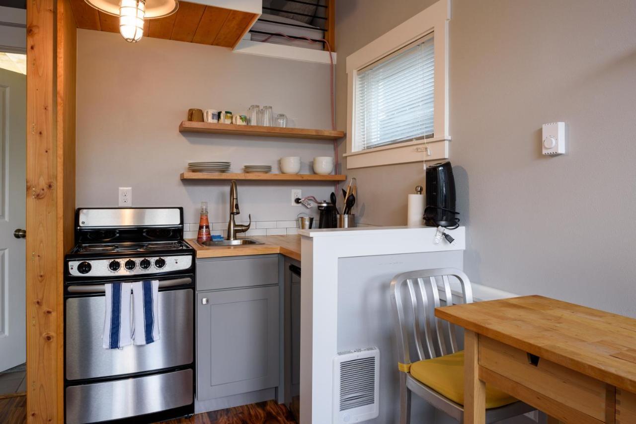 Tiny House By Kabino Mini Modern Tiny Home Heart Of Green Lake Pet Friendly Wifi Loft Up Ladder Plus Sleeper Sofa Seattle Exterior foto