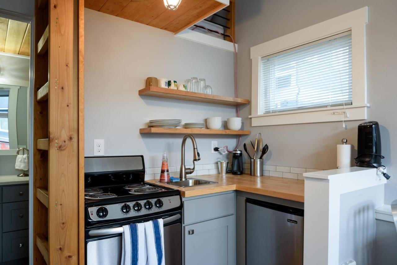 Tiny House By Kabino Mini Modern Tiny Home Heart Of Green Lake Pet Friendly Wifi Loft Up Ladder Plus Sleeper Sofa Seattle Exterior foto