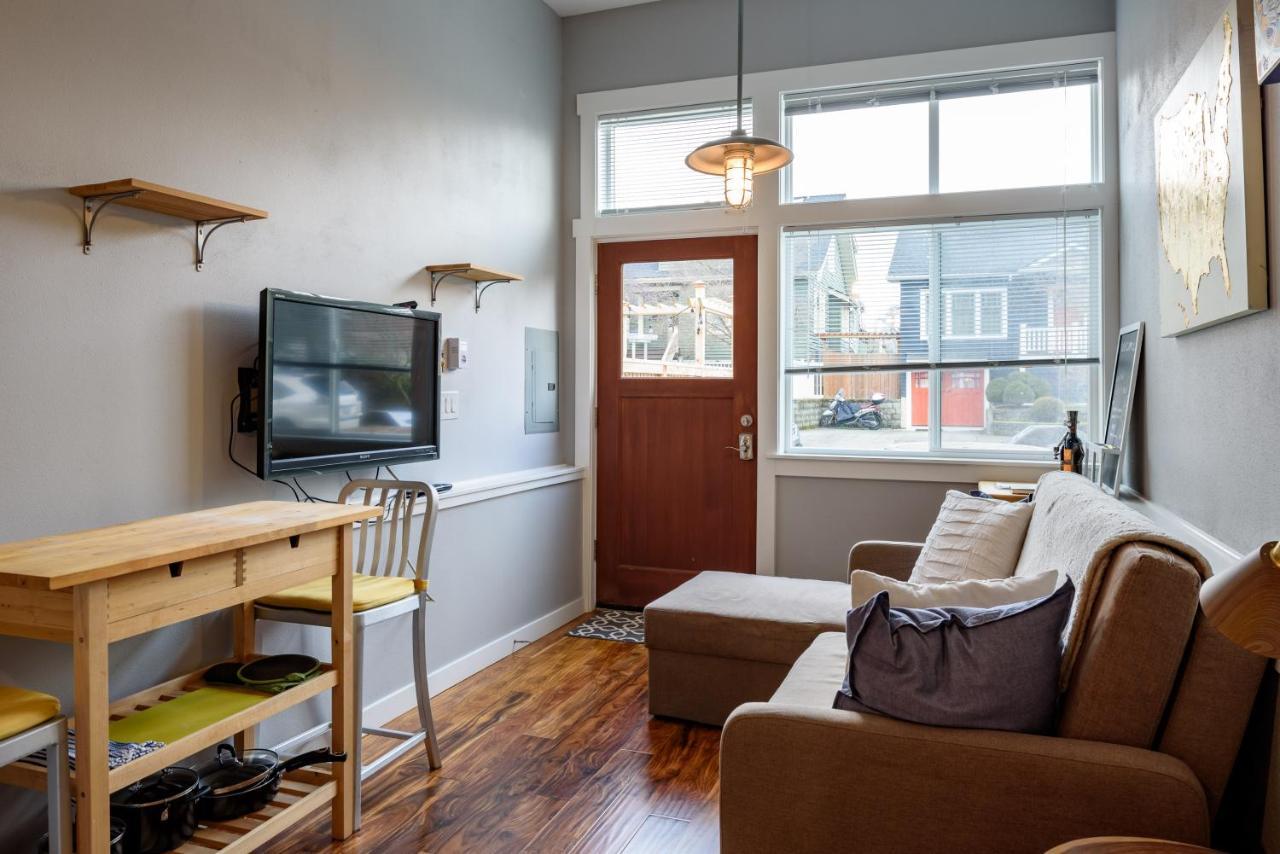 Tiny House By Kabino Mini Modern Tiny Home Heart Of Green Lake Pet Friendly Wifi Loft Up Ladder Plus Sleeper Sofa Seattle Exterior foto