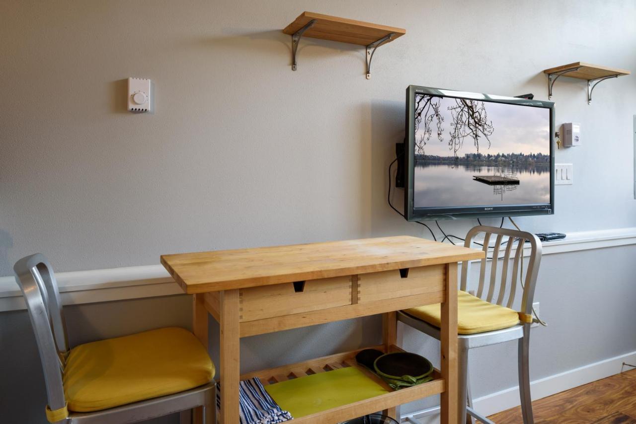Tiny House By Kabino Mini Modern Tiny Home Heart Of Green Lake Pet Friendly Wifi Loft Up Ladder Plus Sleeper Sofa Seattle Exterior foto