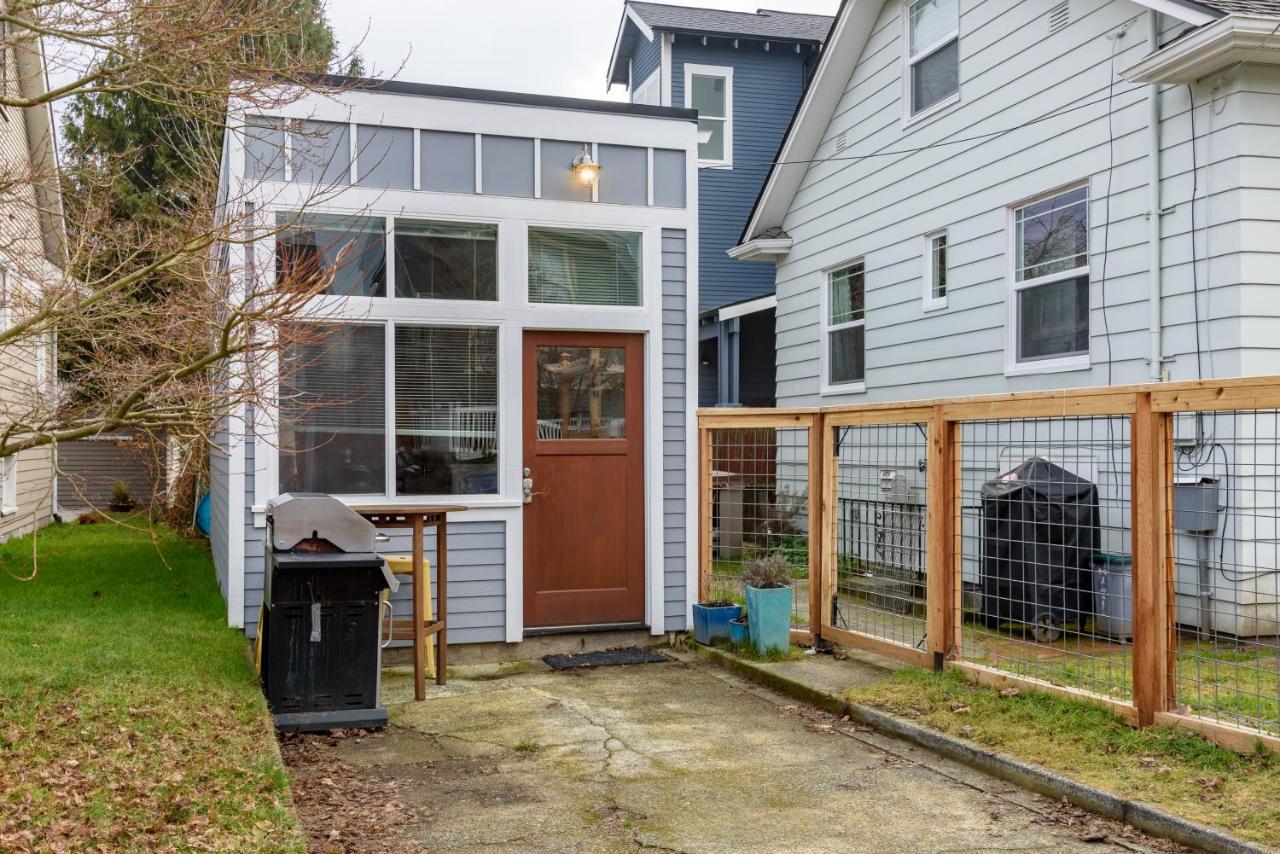 Tiny House By Kabino Mini Modern Tiny Home Heart Of Green Lake Pet Friendly Wifi Loft Up Ladder Plus Sleeper Sofa Seattle Exterior foto