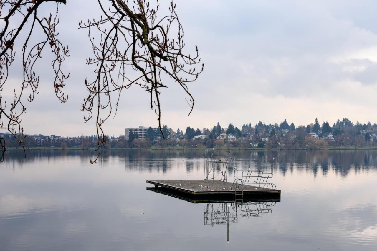 Tiny House By Kabino Mini Modern Tiny Home Heart Of Green Lake Pet Friendly Wifi Loft Up Ladder Plus Sleeper Sofa Seattle Exterior foto