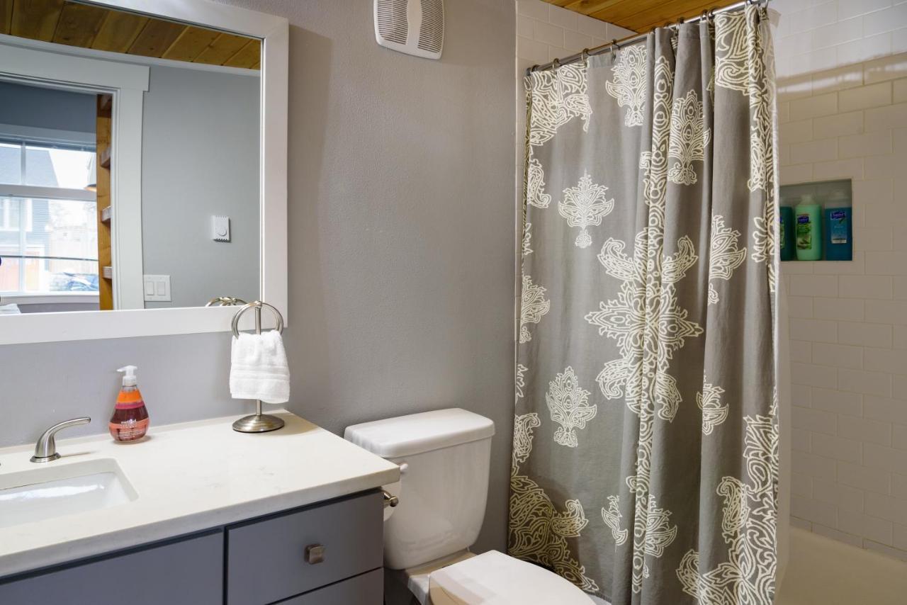 Tiny House By Kabino Mini Modern Tiny Home Heart Of Green Lake Pet Friendly Wifi Loft Up Ladder Plus Sleeper Sofa Seattle Exterior foto